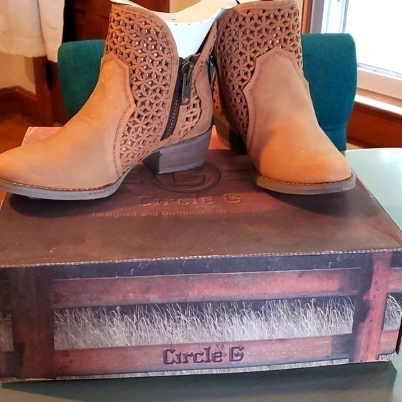 Circle G- Womens Tan Cut Out perforated ankle Boots  Zippers Heel Western Sz.7 - Picture 2 of 9